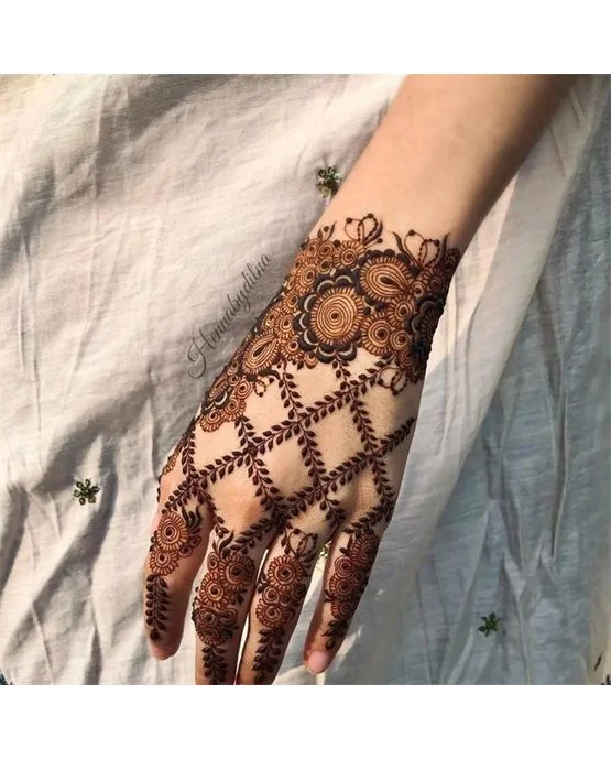 Mesh Inspired Timeless Back Hand Mehndi Design Mesh Inspired Timeless Back Hand Mehndi Design